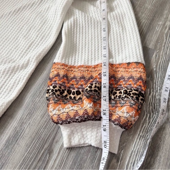 Flattering, perfect fitting light sweater - Picture 12 of 14